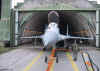 Aus der Sicht des Schlepperfahrers: eine MiG-29 wird in ihren Schutzbau zurck geschoben. Whrend dessen erledigt der Pilot meist die ntige Schreibarbeit im Bordbuch der Maschine.