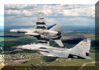 Unsere 2902 in Formation mit einer F-18 HORNET der kanadischen Luftwaffe. Aufgenommen w�hrend MAPLE FLAG 2000