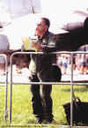 Der Pilot der spanischen Luftwaffe konzentriert vor seinem Programm.